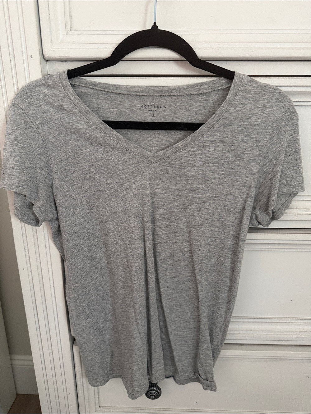 Mott & Bow Women's Grey V-Neck Tee